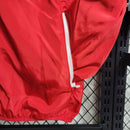 Corta Vento Flamengo 2023/24 Masculino ,nas cores vermelho, preto e branco, com escudo do clube estampado no peito, capuz ajustável e zíper frontal – vestuário  para torcedores do Mengão.