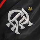 Corta Vento Flamengo 2023/24 Masculino ,nas cores vermelho, preto e branco, com escudo do clube estampado no peito, capuz ajustável e zíper frontal – vestuário  para torcedores do Mengão.