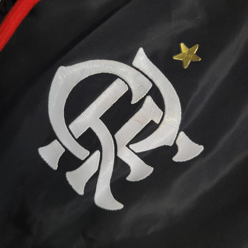 Corta Vento Flamengo 2023/24 Masculino ,nas cores vermelho, preto e branco, com escudo do clube estampado no peito, capuz ajustável e zíper frontal – vestuário  para torcedores do Mengão.