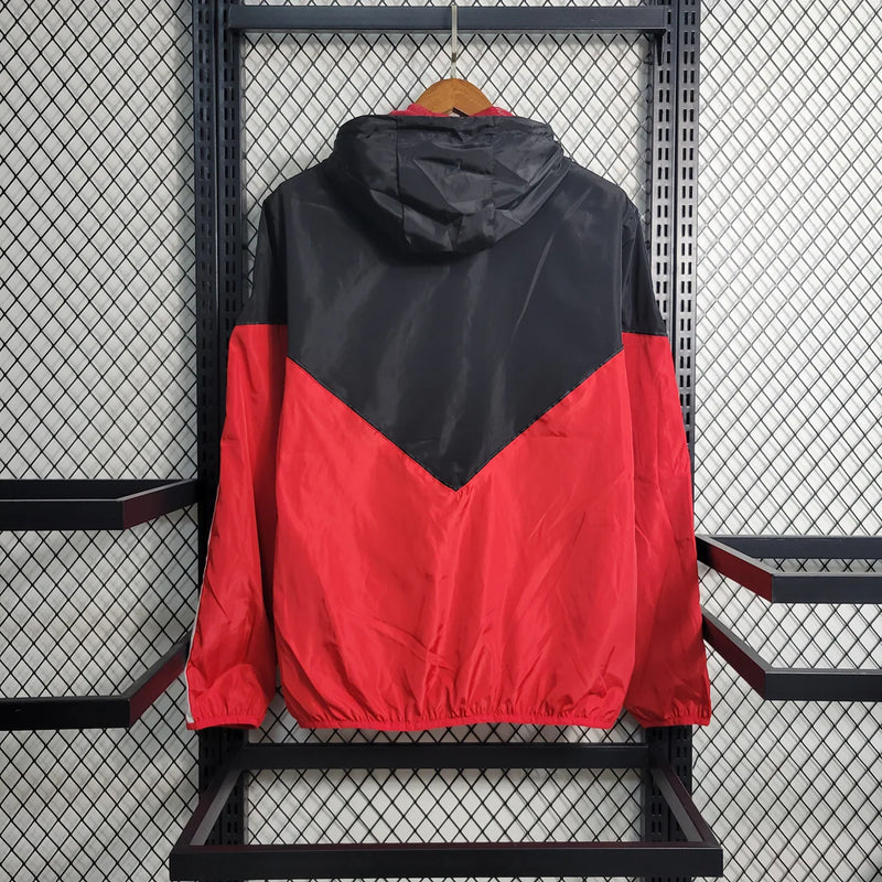 Corta Vento Flamengo 2023/24 Masculino ,nas cores vermelho, preto e branco, com escudo do clube estampado no peito, capuz ajustável e zíper frontal – vestuário  para torcedores do Mengão.