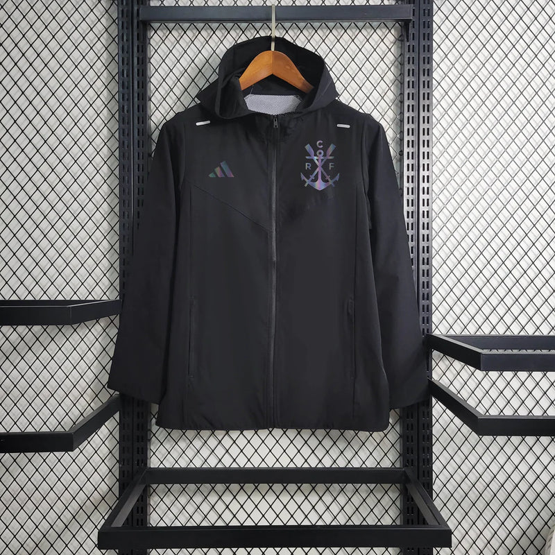 Corta Vento Flamengo 2023/24 Adidas Masculino na cor preta, com escudo do Flamengo no peito, logo da Adidas e capuz ajustável – jaqueta  para torcedores 