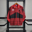 Corta Vento Flamengo Umbro Masculino nas cores vermelho e preto, com escudo do Flamengo no peito, zíper frontal e logo da Umbro – jaqueta esportiva para torcedores rubro-negros.