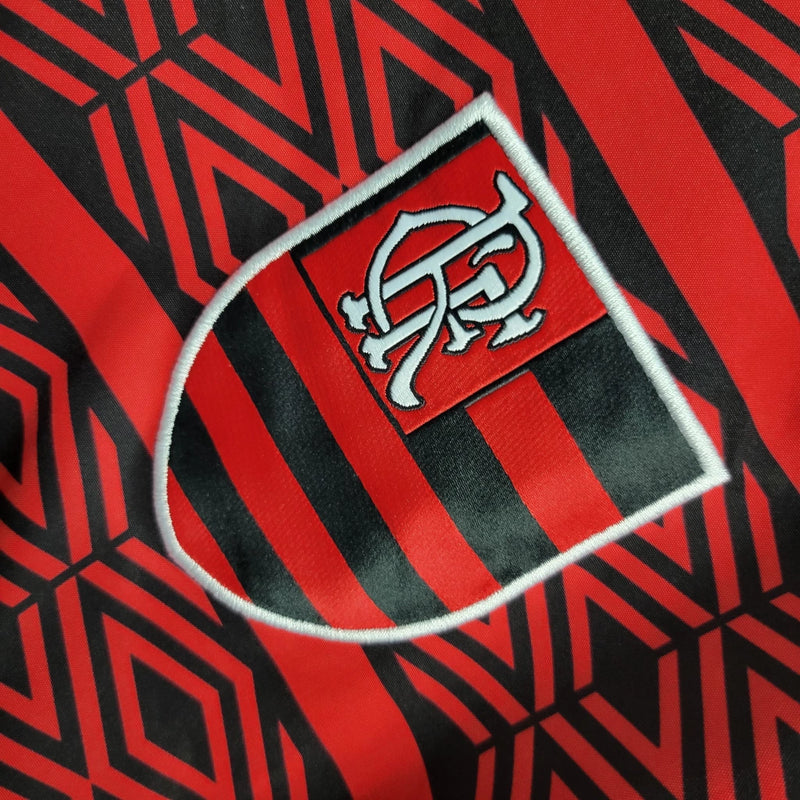 Corta Vento Flamengo Umbro Masculino nas cores vermelho e preto, com escud do Flamengo no peito, , zíper frontal e logo da Umbro – jaqueta esportiva para torcedores rubro-negros.