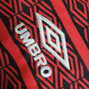 Corta Vento Flamengo Umbro Masculino nas cores vermelho e preto, com escudo do Flamengo no peito, zíper frontal e logo da Umbro – jaqueta esportiva para torcedores rubro-negros.