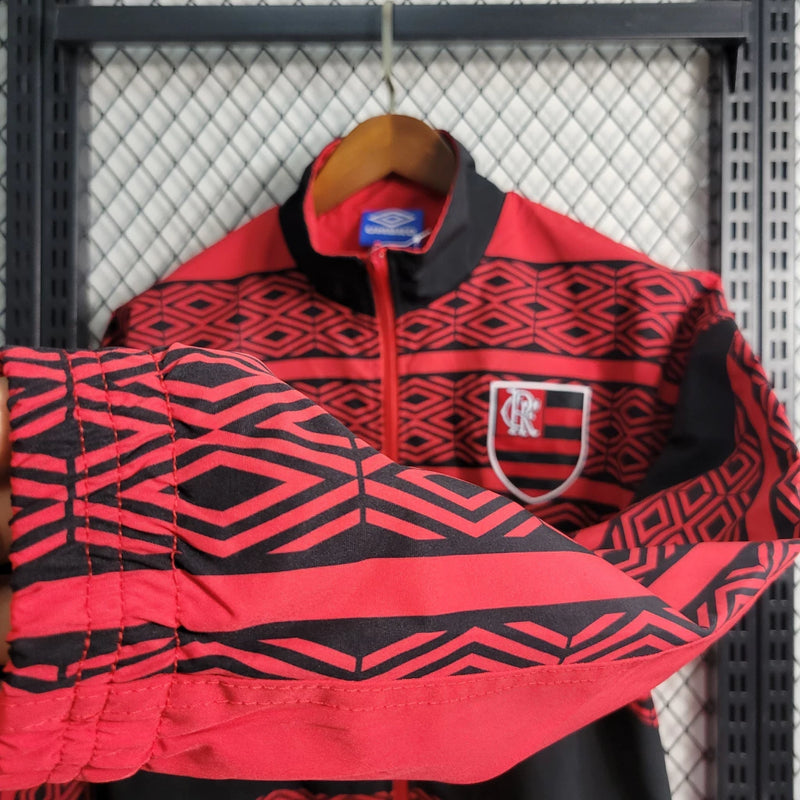 Corta Vento Flamengo Umbro Masculino nas cores vermelho e preto, com escudo do Flamengo no peito, zíper frontal e logo da Umbro – jaqueta esportiva para torcedores rubro-negros.