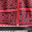 Corta Vento Flamengo Umbro Masculino nas cores vermelho e preto, com escudo do Flamengo no peito, zíper frontal e logo da Umbro – jaqueta esportiva para torcedores rubro-negros.