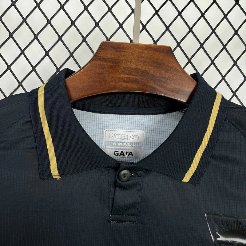 Camisa Estoril Praia Fourth Ayrton Senna 2024/25 Kappa Torcedor Masculina amarela com detalhes especiais em homenagem ao piloto, modelo disponível na Wazemix