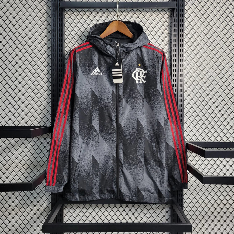 Corta Vento Flamengo Masculino nas cores preto e cinza, com escudo do Flamengo no peito, capuz ajustável, zíper frontal e design esportivo – jaqueta leve ideal para torcedores rubro-negros.