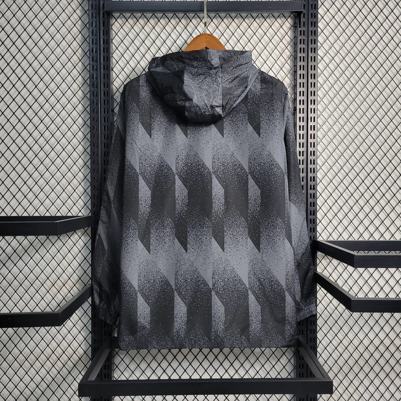 Corta Vento Flamengo Masculino nas cores preto e cinza, com escudo do Flamengo no peito, capuz ajustável, zíper frontal e design esportivo – jaqueta leve ideal para torcedores rubro-negros.