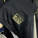 Camisa Estoril Praia Fourth Ayrton Senna 2024/25 Kappa Torcedor Masculina amarela com detalhes especiais em homenagem ao piloto, modelo disponível na Wazemix