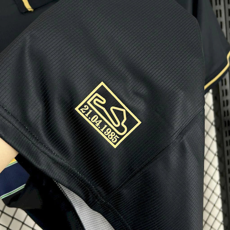 Camisa Estoril Praia Fourth Ayrton Senna 2024/25 Kappa Torcedor Masculina amarela com detalhes especiais em homenagem ao piloto, modelo disponível na Wazemix