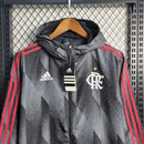 Corta Vento Flamengo Masculino nas cores preto e cinza, com escudo do Flamengo no peito, capuz ajustável, zíper frontal e design esportivo – jaqueta leve ideal para torcedores rubro-negros.