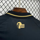 Camisa Estoril Praia Fourth Ayrton Senna 2024/25 Kappa Torcedor Masculina amarela com detalhes especiais em homenagem ao piloto, modelo disponível na Wazemix