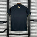 Camisa Estoril Praia Fourth Ayrton Senna 2024/25 Kappa Torcedor Masculina amarela com detalhes especiais em homenagem ao piloto, modelo disponível na Wazemix