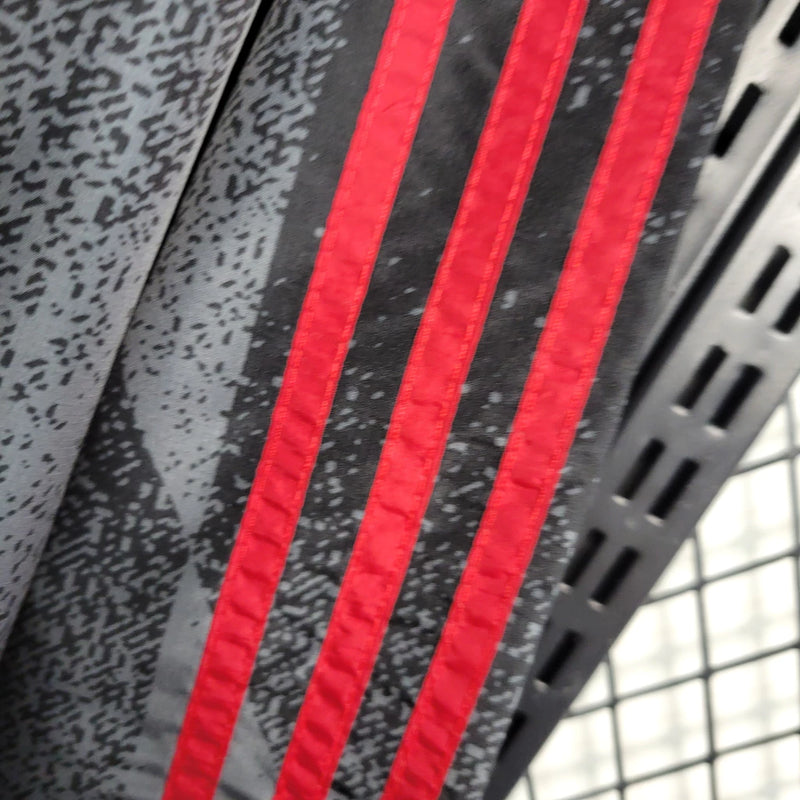 Corta Vento Flamengo Masculino nas cores preto e cinza, com escudo do Flamengo no peito, capuz ajustável, zíper frontal e design esportivo – jaqueta leve ideal para torcedores rubro-negros.