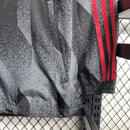 Corta Vento Flamengo Masculino nas cores preto e cinza, com escudo do Flamengo no peito, capuz ajustável, zíper frontal e design esportivo – jaqueta leve ideal para torcedores rubro-negros.