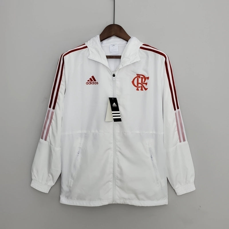 Corta Vento Flamengo 2022/23 Masculino na cor branca, com escudo do Flamengo no peito, capuz ajustável, zíper frontal e design leve – jaqueta esportiva para torcedores rubro-negros.