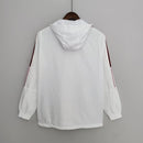 Corta Vento Flamengo 2022/23 Masculino na cor branca, com escudo do Flamengo no peito, capuz ajustável, zíper frontal e design leve – jaqueta esportiva para torcedores rubro-negros.