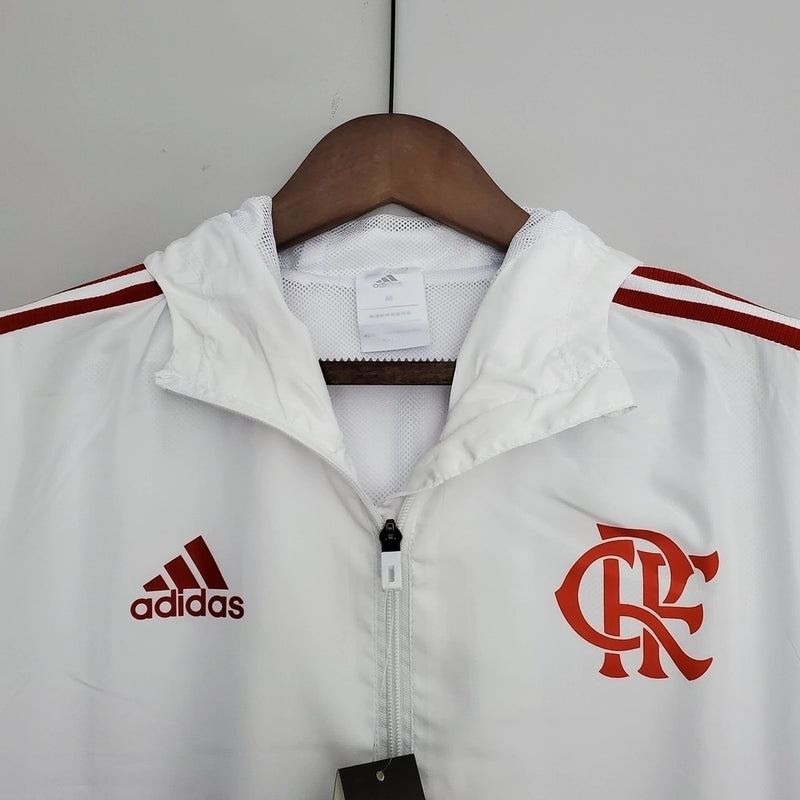 Corta Vento Flamengo 2022/23 Masculino na cor branca, com escudo do Flamengo no peito, capuz ajustável, zíper frontal e design leve – jaqueta esportiva para torcedores rubro-negros.