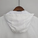 Corta Vento Flamengo 2022/23 Masculino na cor branca, com escudo do Flamengo no peito, capuz ajustável, zíper frontal e design leve – jaqueta esportiva para torcedores rubro-negros.