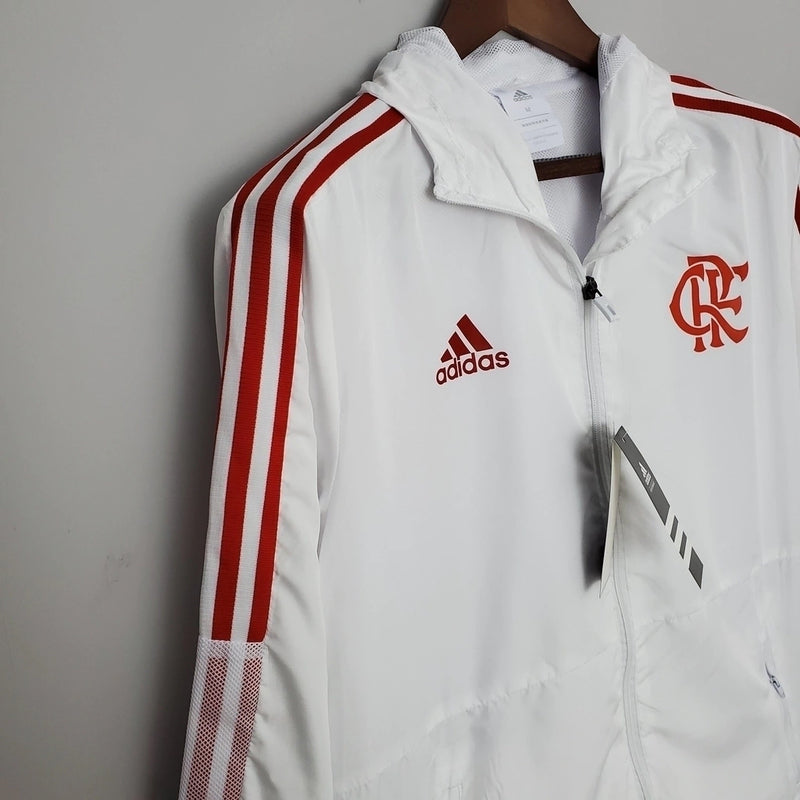 Corta Vento Flamengo 2022/23 Masculino na cor branca, com escudo do Flamengo no peito, capuz ajustável, zíper frontal e design leve – jaqueta esportiva para torcedores rubro-negros.