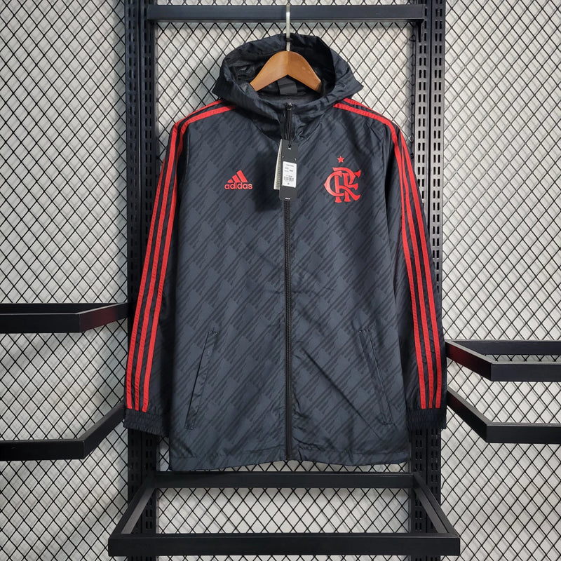 Corta Vento Flamengo 2022/23 Masculino nas cores preto e cinza, com escudo do Flamengo no peito, capuz ajustável, zíper frontal e design esportivo – jaqueta leve ideal para torcedores rubro-negros.

