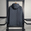 Corta Vento Flamengo 2022/23 Masculino nas cores preto e cinza, com escudo do Flamengo no peito, capuz ajustável, zíper frontal e design esportivo – jaqueta leve ideal para torcedores rubro-negros.
