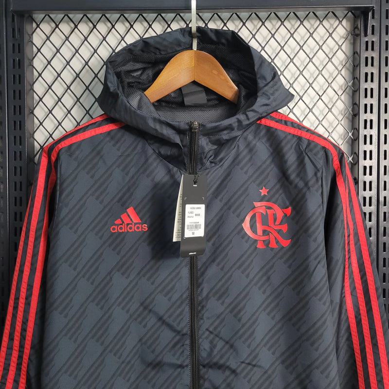Corta Vento Flamengo 2022/23 Masculino nas cores preto e cinza, com escudo do Flamengo no peito, capuz ajustável, zíper frontal e design esportivo – jaqueta leve ideal para torcedores rubro-negros.
