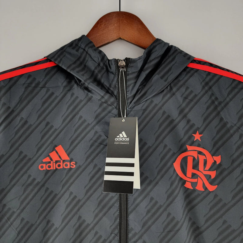 Corta Vento Flamengo 2022/23 Masculino nas cores preto e cinza, com escudo do Flamengo no peito, capuz ajustável, zíper frontal e design esportivo – jaqueta leve ideal para torcedores rubro-negros.
