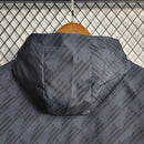 Corta Vento Flamengo 2022/23 Masculino nas cores preto e cinza, com escudo do Flamengo no peito, capuz ajustável, zíper frontal e design esportivo – jaqueta leve ideal para torcedores rubro-negros.
