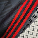 Corta Vento Flamengo 2022/23 Masculino nas cores preto e cinza, com escudo do Flamengo no peito, capuz ajustável, zíper frontal e design esportivo – jaqueta leve ideal para torcedores rubro-negros.
