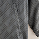 Corta Vento Flamengo 2022/23 Masculino nas cores preto e cinza, com escudo do Flamengo no peito, capuz ajustável, zíper frontal e design esportivo – jaqueta leve ideal para torcedores rubro-negros.
