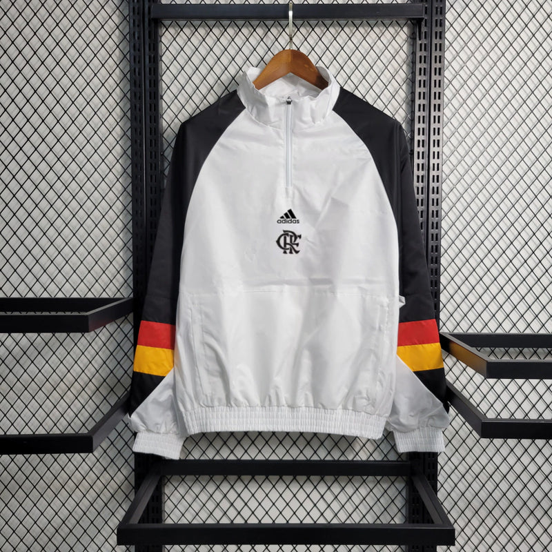 Corta Vento Flamengo 2023/24 Masculino branco, com escudo do Flamengo no peito, zíper frontal e design esportivo – jaqueta leve ideal para torcedores rubro-negros.
