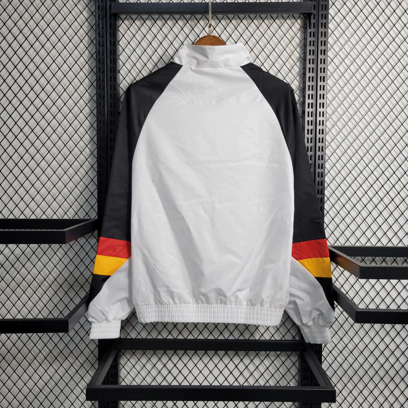 Corta Vento Flamengo 2023/24 Masculino branco, com escudo do Flamengo no peito, zíper frontal e design esportivo – jaqueta leve ideal para torcedores rubro-negros.
