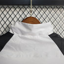 Corta Vento Flamengo 2023/24 Masculino branco, com escudo do Flamengo no peito, zíper frontal e design esportivo – jaqueta leve ideal para torcedores rubro-negros.
