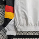 Corta Vento Flamengo 2023/24 Masculino branco, com escudo do Flamengo no peito, zíper frontal e design esportivo – jaqueta leve ideal para torcedores rubro-negros.
