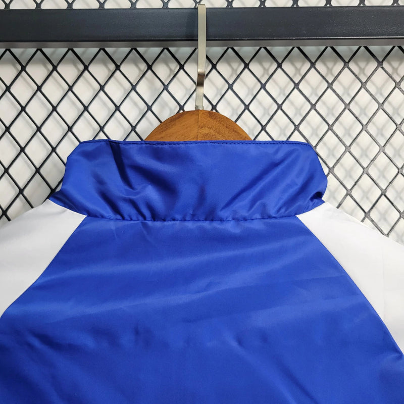 Corta Vento Flamengo 2023/24 Masculino na cor azul, com escudo  do Flamengo no peito, zíper frontal e design leve – jaqueta esportiva ideal para torcedores rubro-negros.