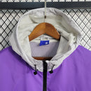 Corta Vento Flamengo 2023/24 Adidas Masculino branco, com escudo do Flamengo no peito, logo da Adidas, capuz ajustável e zíper frontal – jaqueta leve ideal para torcedores rubro-negros.
