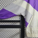 Corta Vento Flamengo 2023/24 Adidas Masculino branco, com escudo do Flamengo no peito, logo da Adidas, capuz ajustável e zíper frontal – jaqueta leve ideal para torcedores rubro-negros.
