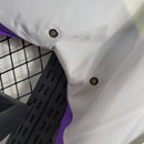 Corta Vento Flamengo 2023/24 Adidas Masculino branco, com escudo do Flamengo no peito, logo da Adidas, capuz ajustável e zíper frontal – jaqueta leve ideal para torcedores rubro-negros.
