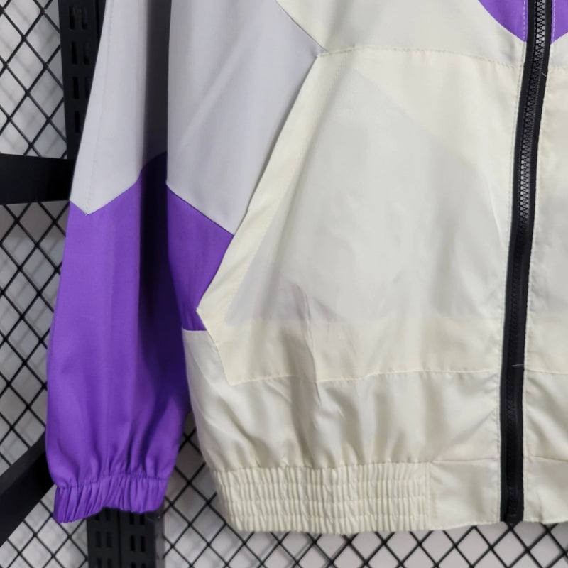 Corta Vento Flamengo 2023/24 Adidas Masculino branco, com escudo do Flamengo no peito, logo da Adidas, capuz ajustável e zíper frontal – jaqueta leve ideal para torcedores rubro-negros.
