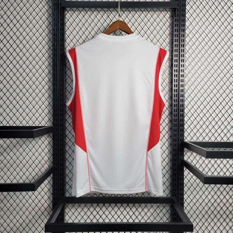 Regata do Flamengo Treino 23/24 Adidas Torcedor, na cor vermelha com detalhes pretos, escudo do CRF , logo Adidas e patrocínio Banco BRB estampado, ideal para treinos e uso casual