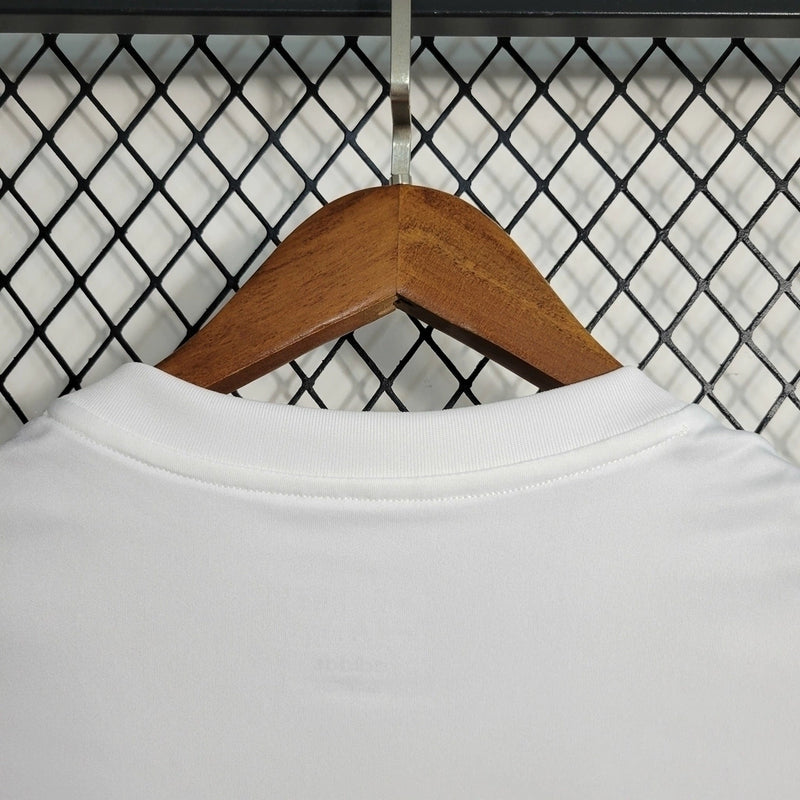 Regata do Flamengo Treino 23/24 Adidas Torcedor, na cor vermelha com detalhes pretos, escudo do CRF , logo Adidas e patrocínio Banco BRB estampado, ideal para treinos e uso casual