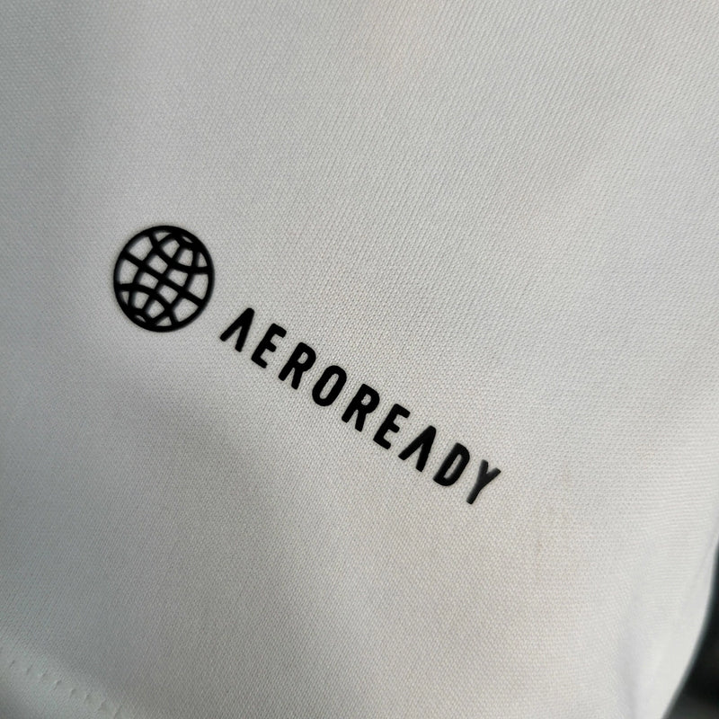 Regata do Flamengo Treino 23/24 Adidas Torcedor, na cor vermelha com detalhes pretos, escudo do CRF , logo Adidas e patrocínio Banco BRB estampado, ideal para treinos e uso casual