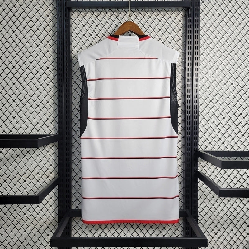 Regata Flamengo II 2023/24 Adidas Masculina branca com detalhes em preto e vermelho, escudo CRF e logo Adidas Bordados no peito, modelo ideal para treinos e uso casual”