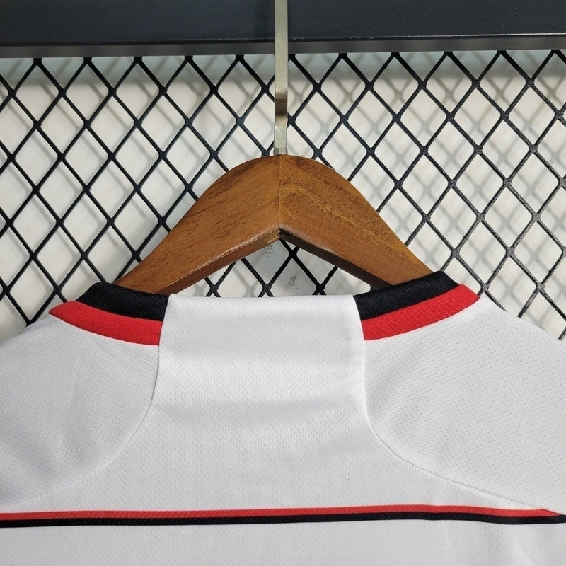 Regata Flamengo II 2023/24 Adidas Masculina branca com detalhes em preto e vermelho, escudo CRF e logo Adidas Bordados no peito, modelo ideal para treinos e uso casual”