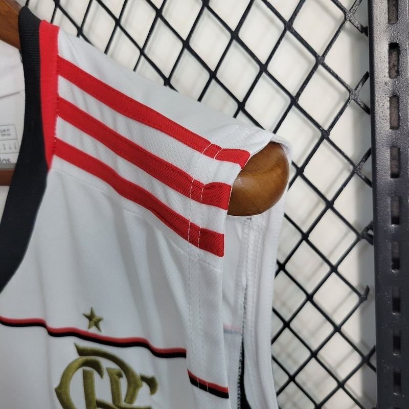 Regata Flamengo II 2023/24 Adidas Masculina branca com detalhes em preto e vermelho, escudo CRF e logo Adidas Bordados no peito, modelo ideal para treinos e uso casual”