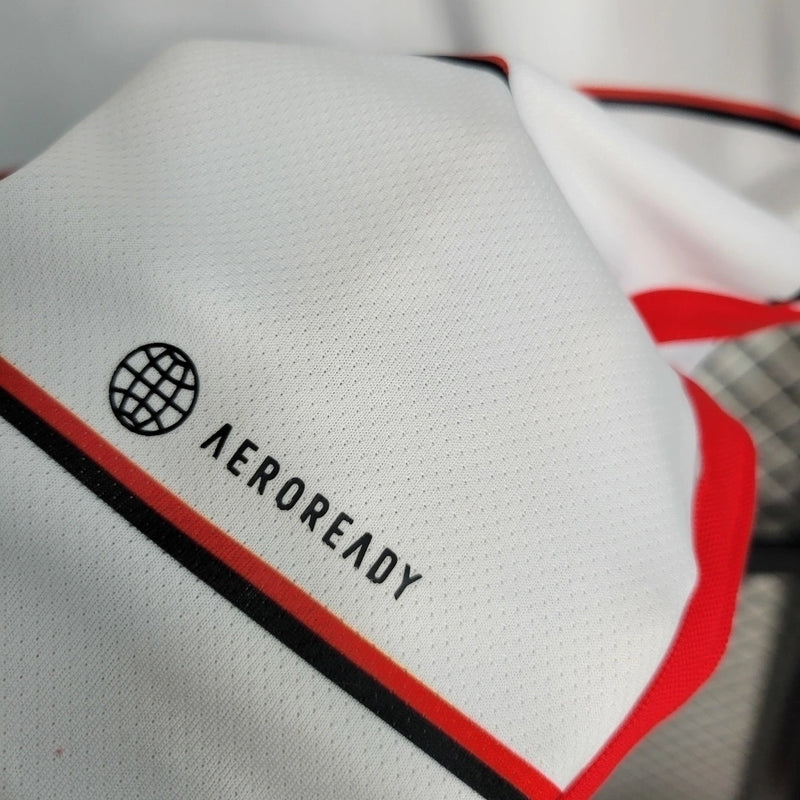 Regata Flamengo II 2023/24 Adidas Masculina branca com detalhes em preto e vermelho, escudo CRF e logo Adidas Bordados no peito, modelo ideal para treinos e uso casual”