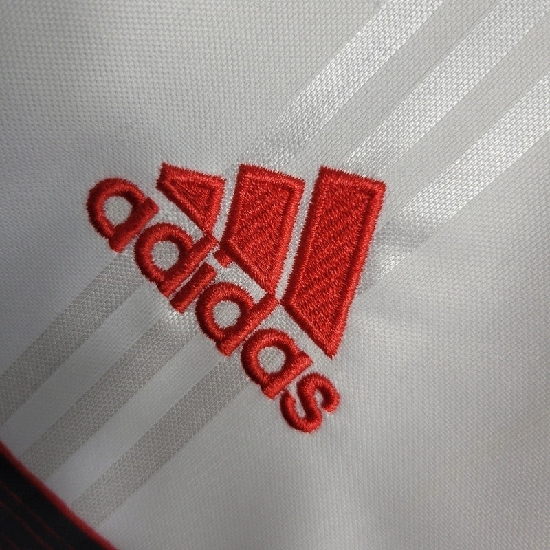 “Regata Flamengo versão NBA 2019/20 Adidas Masculina branca com detalhes em vermelho e preto, escudo CRF e logo Adidas estampados no peito, design inspirado nas camisas da NBA, modelo esportivo e colecionável”