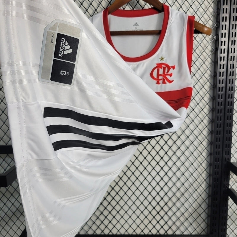 “Regata Flamengo versão NBA 2019/20 Adidas Masculina branca com detalhes em vermelho e preto, escudo CRF e logo Adidas estampados no peito, design inspirado nas camisas da NBA, modelo esportivo e colecionável”